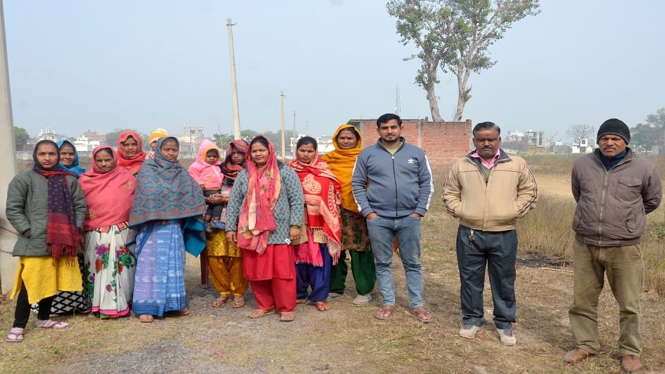 बिजली, जलभराव व कीचड़ की समस्या को बताते स्थानीय लोग