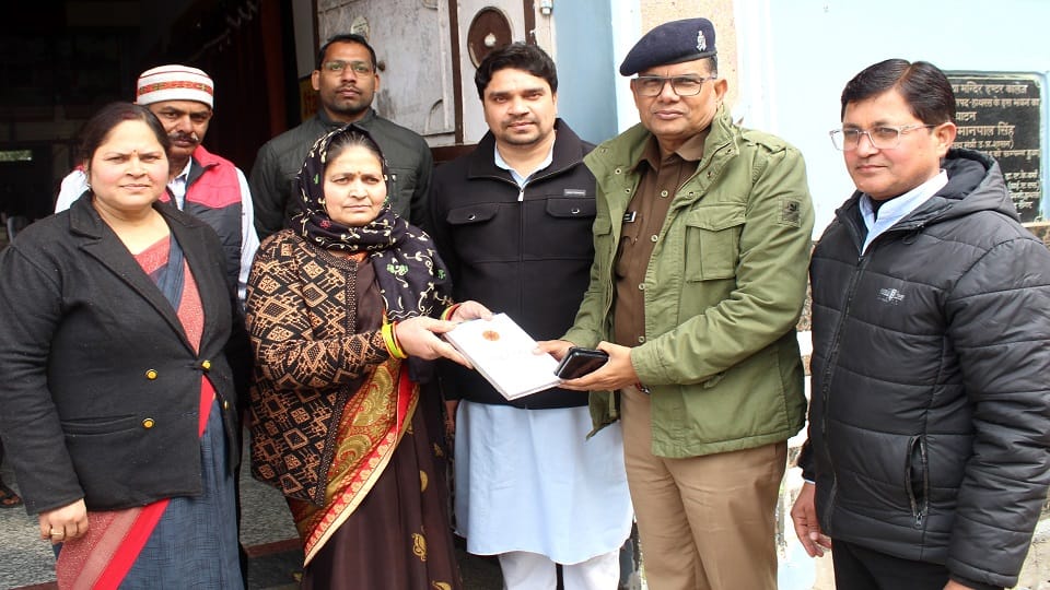 सरस्वती बाल विद्या मंदिर इंटर कॉलेज देवीनगर रोड हाथरस जक्शन में अमर उजाला फाउंडेशन द्वारा  आयोजित पुलिस की पाठशाला में  एएसपी रामानंद कुशवाह को सम्मानित करते सुमन सेंगर