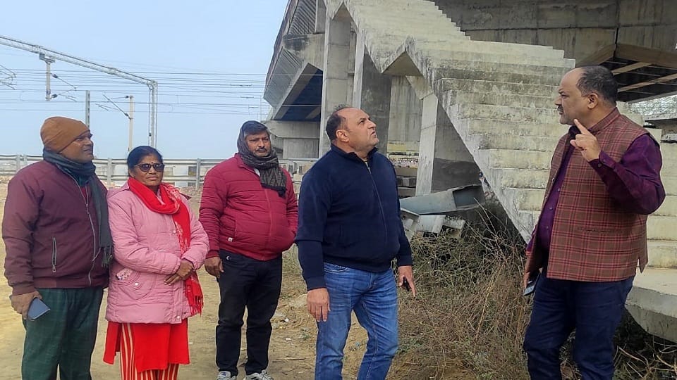 प्राथमिक विद्यालय चिरौलिया पहुंचकर मौका मुआयना करते राष्ट्रीय शैक्षिक महासंघ के जिला अध्यक्ष,जिला बेसिक शिक्षा अधिकारी 