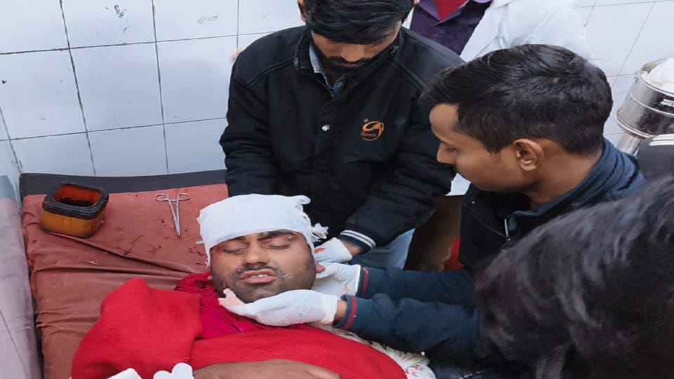 झूले से गिरकर घायल युवक