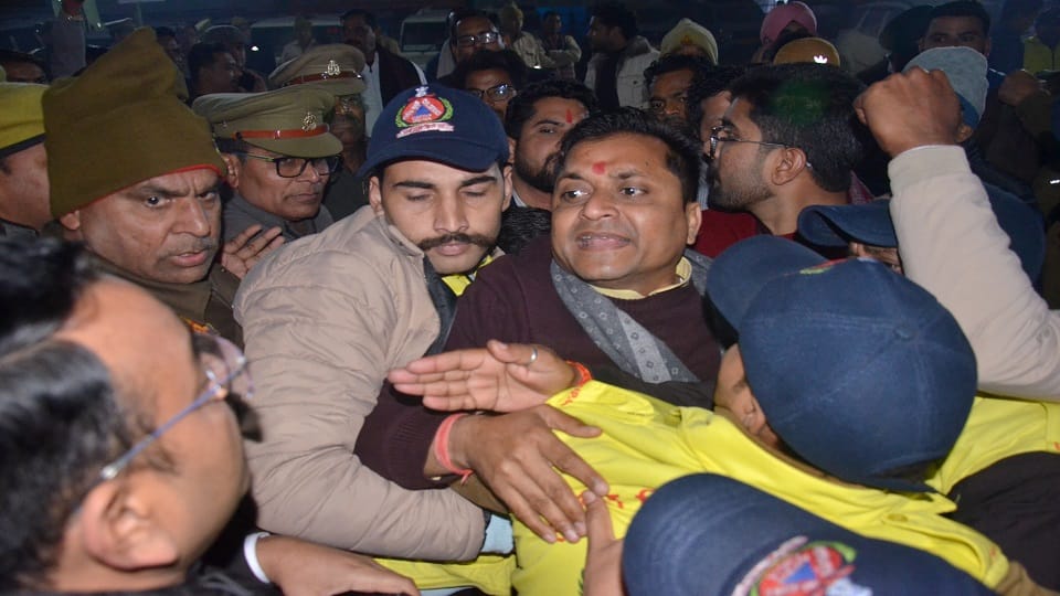 कोहिनूर मंच पर मीका सिंह की नाइट में भाजपा युवा मोर्चा जिलाध्यक्ष धर्मवीर लोधी को रोकते पुलिस कर्मी