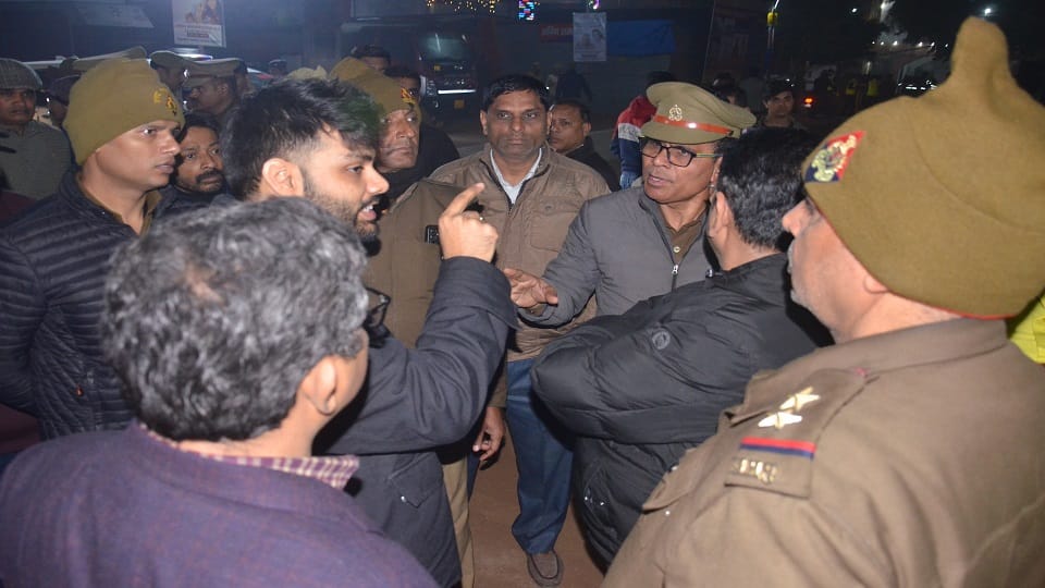 पुलिस से नोकझोंक