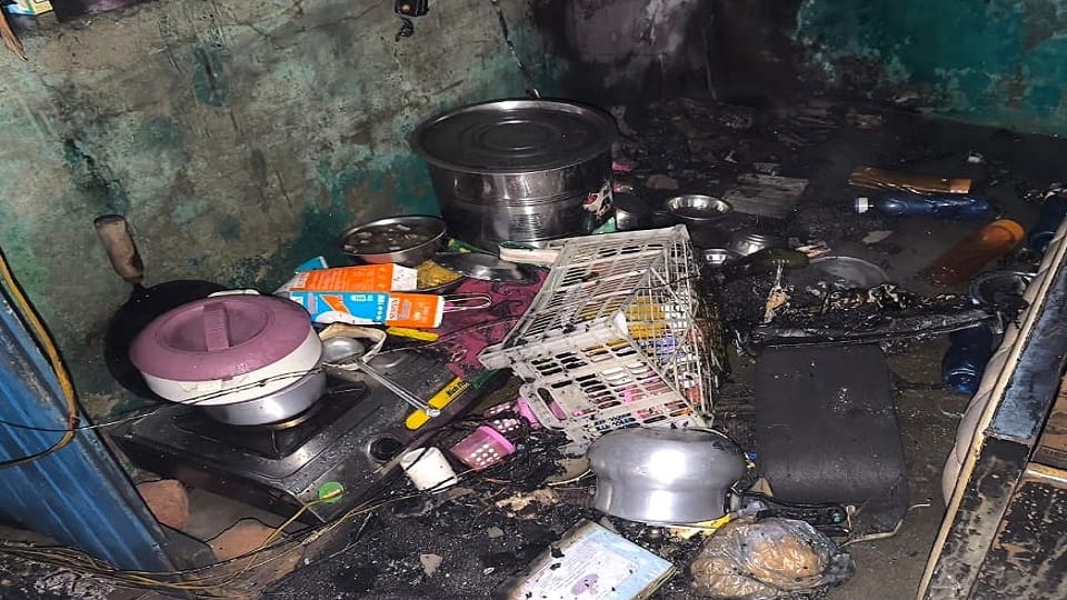 मोहल्ला इमलियान में सिलिंडर में आग लगने से जला पड़ा सामान