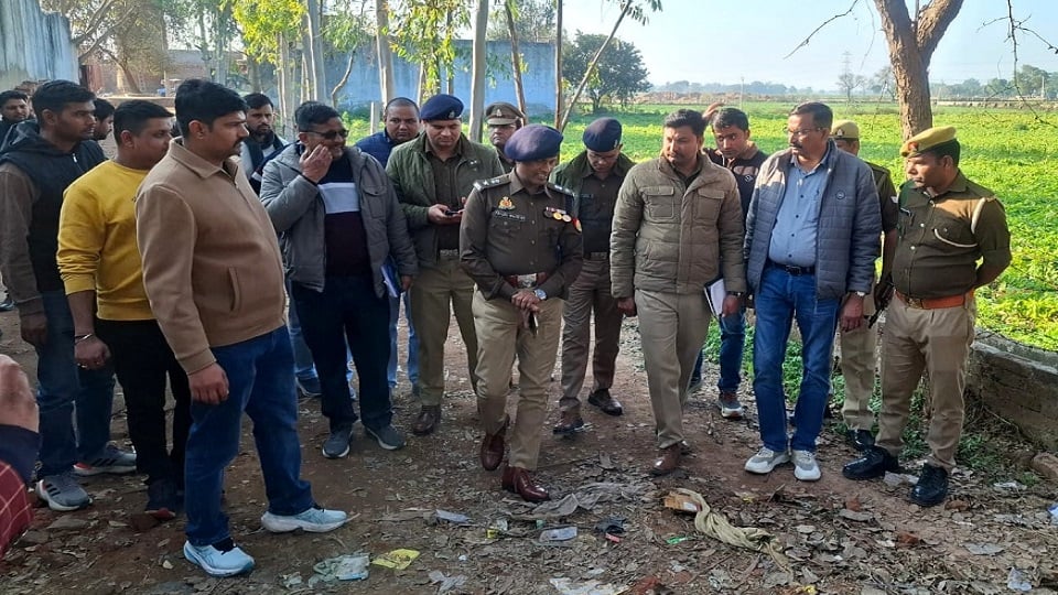 एसपी हाथरस निरीक्षण करते हुए