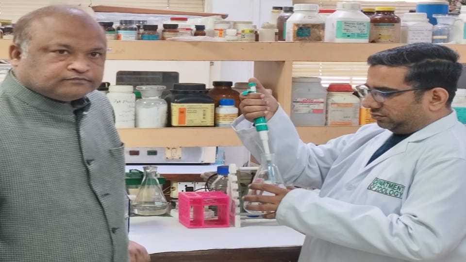 प्रोफेसर रियाज़ अहमद और शोधार्थी दानिश