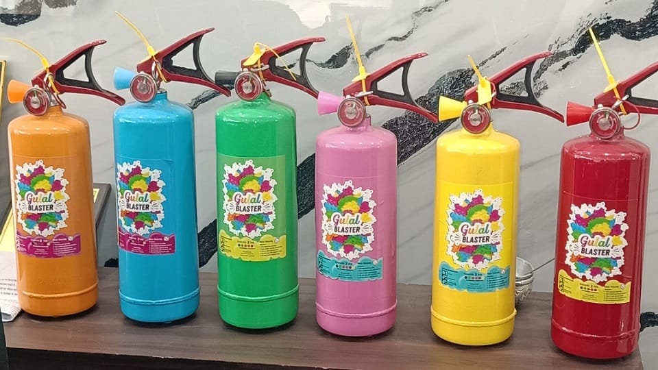 शहर की एक फैक्टरी में बिक्री के लिए रखे गुलाल के सिलिंडर