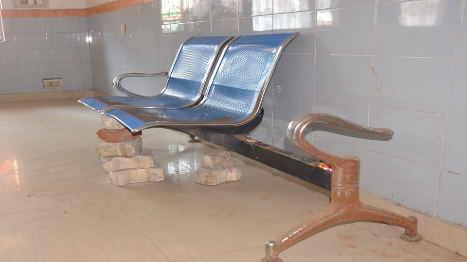 दीनदयान संयुक्त चिकित्सालय के डायलीसिस विभाग में टूटी पड़ी कुर्सी