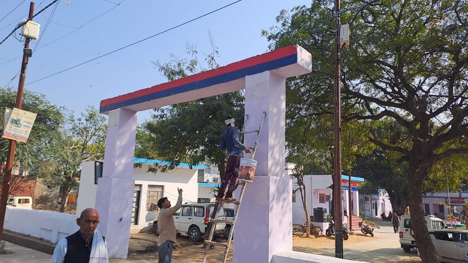 मुरसान थाने पर चल रहा मरम्मत कार्य