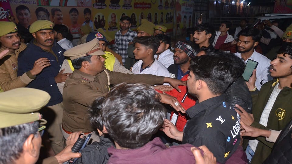 पुलिस से नोकझोंक