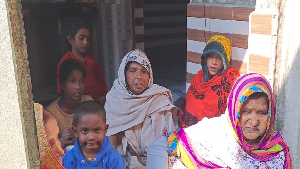 मुरसान के मोहल्ला मढ़ैया में मंगलवार को विलाप करतीं मृतक यश की मां वर्षा, दादी शकुंतला, ताई कमलेश व अन्य