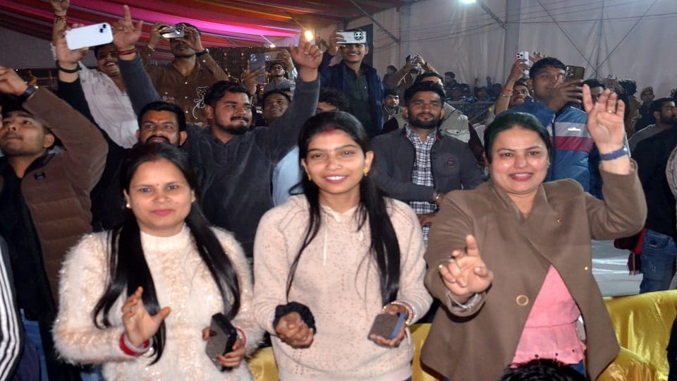 श्रोता झूमते हुए