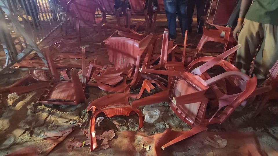 नाइट में टूटी कुर्सियां