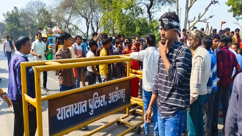 हंगामा करते लोग