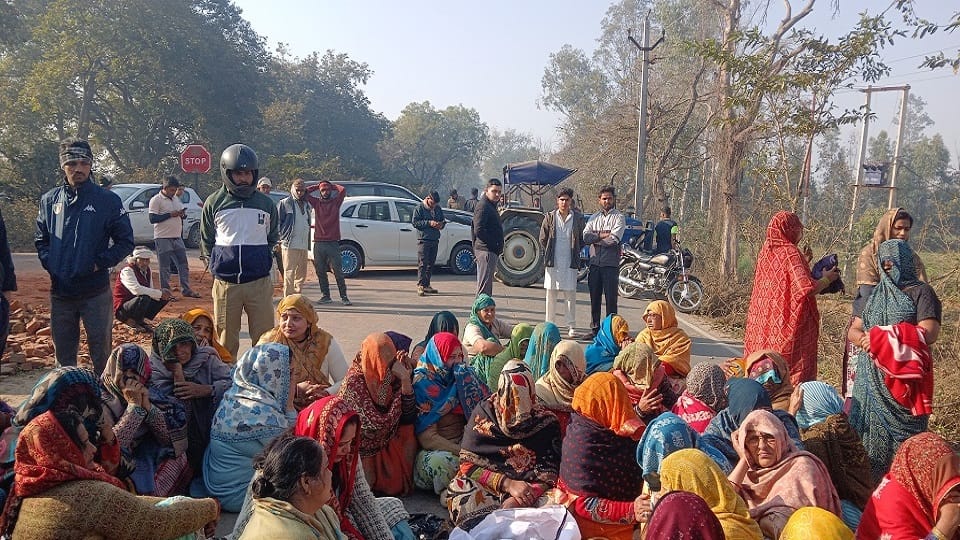 शव रखकर जाम लगातीं महिलाएं