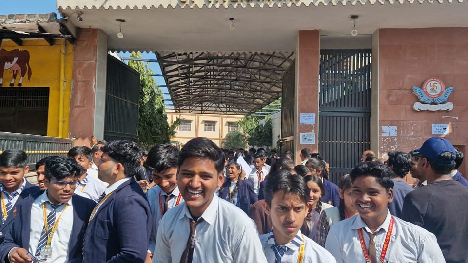 सेेंट विवेकानन्द पब्लिक स्कूल सादाबाद से परीक्षा देकर निकलते छात्र
