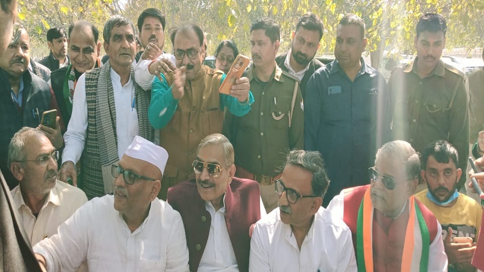 कांग्रेस नेता हाउस अरेस्ट