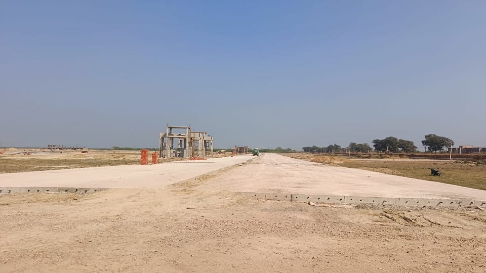 मथुरा बरेली राष्ट्रीय राजामार्ग पर सलेमपुर पर तैयार किया जा रहा नया औद्योगिक क्षेत्र में बनाई जा रही सीसी सड़क आदि