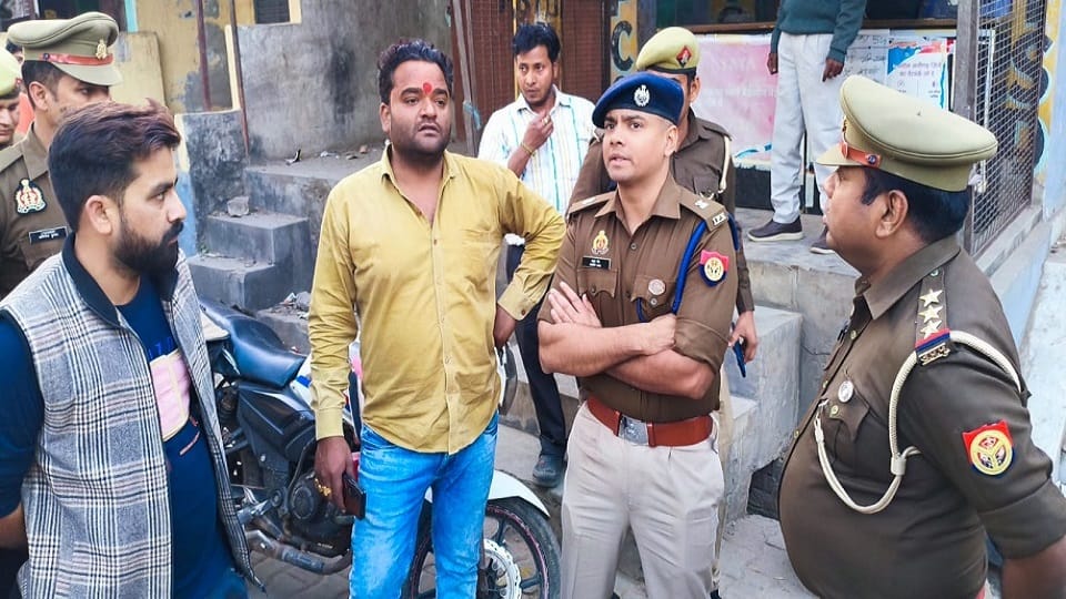 घटना की जानकारी करते एसपी ग्रामीण अमृत जैन