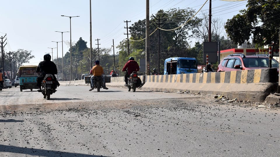 क्वार्सी के पास निर्माणधीन सड़क से गुजरते वाहन