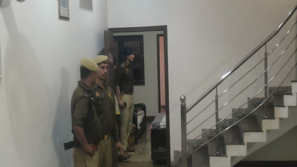 जांच करती पुलिस