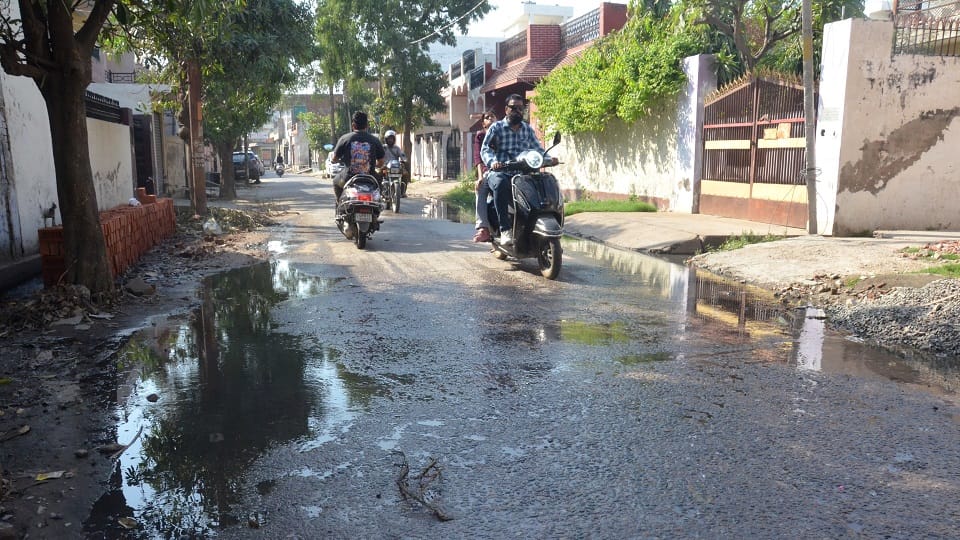 सुरेंद्र नगर में पानी की पाइप लाइन से लीक होने पर फैलता पानी