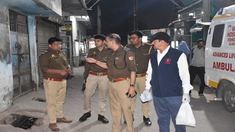 हरदुआगंज क्षेत्र में गोली लगने से घायल राहुल व देवेंद्र की जानकारी करने निजी हॉस्पिटल पहुंचे सीओ