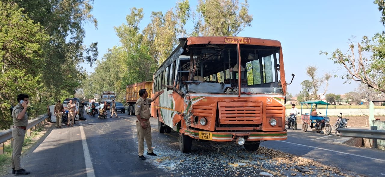 हादसे में क्षतिग्रस्त रोडवेज बस