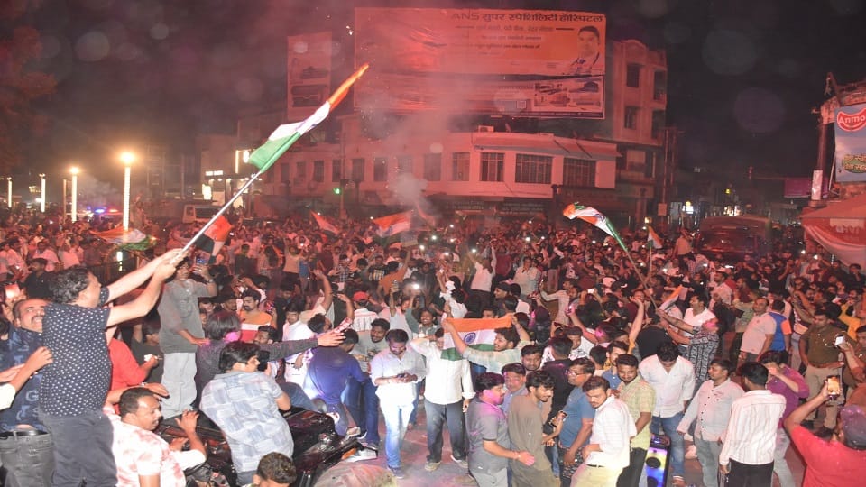 सेंटर पॉइंट चौराहे पर भारत की जीत के बाद जश्न मनाते लोग