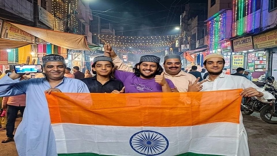 जमालपुर में भारत की जीत का जश्न मनाते युवक