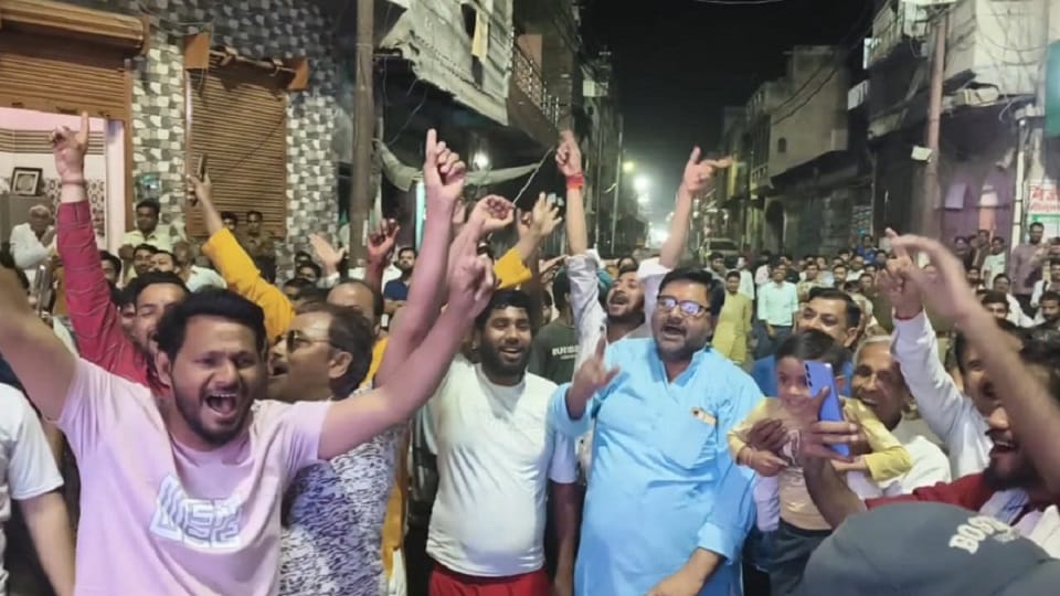 बुर्ज वाला कुआं पर खुशी में झूमते लोग