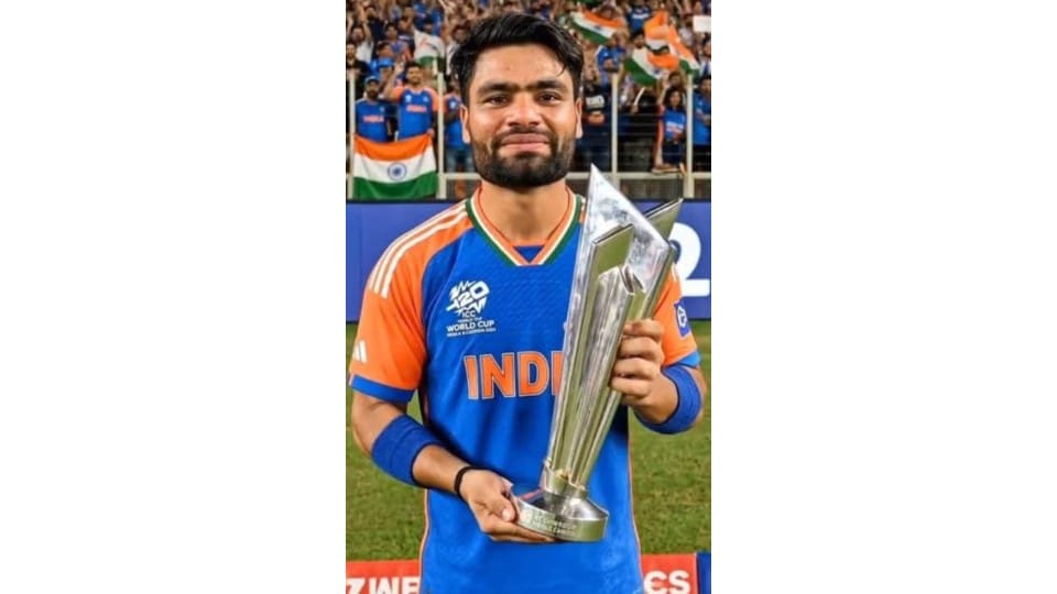 रिंकू सिंह टी 20 विश्व कप ट्रॉफी के साथ