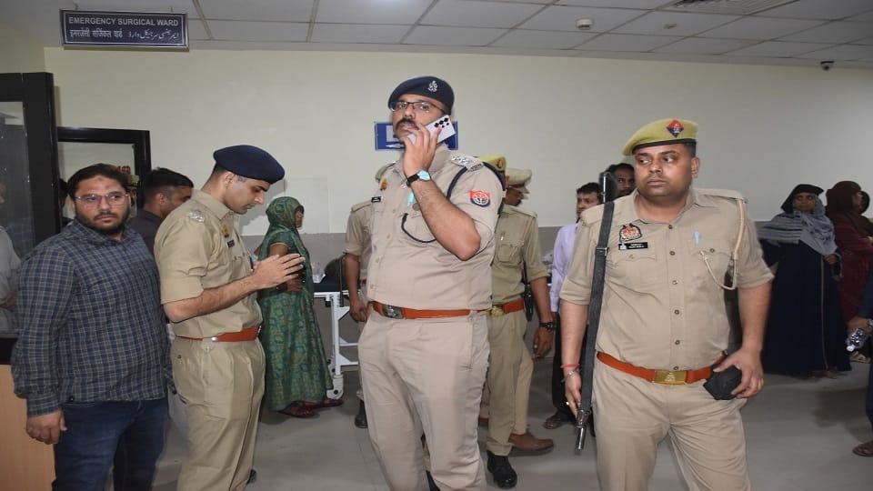 सराय हकीम में चली गोली में घायल हुए तीन युवकों को देखने जेएन मेडिकल कॉलज पहुँचे एसपी सिटी व अन्य अधिकारी