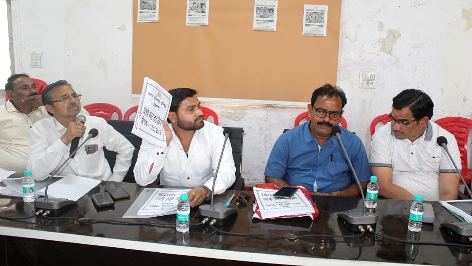 नगर पालिका बोर्ड बैठक में  विरोध करता सभासद