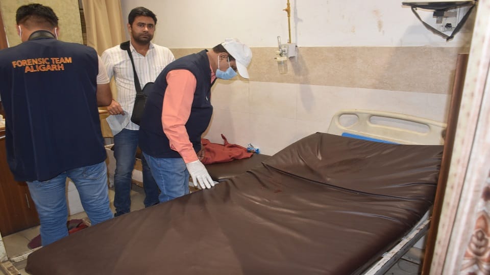 जांच करती फोरेंसिक टीम