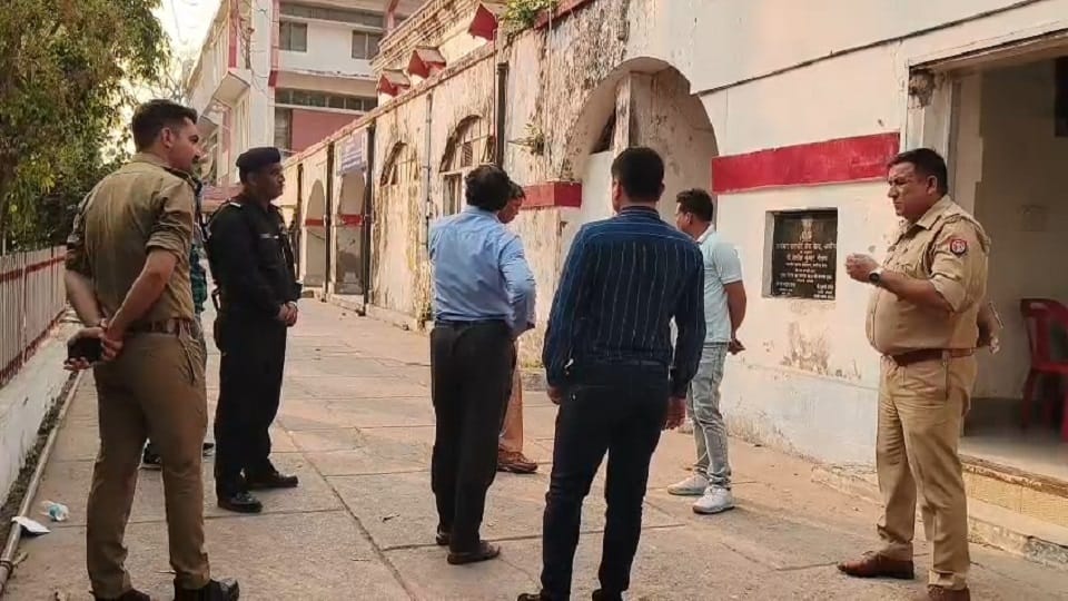तस्वीर महल स्थित मुख्य डाक घर पर बम की सूचना पर जांच करती डॉग स्क्वायड व पुलिस