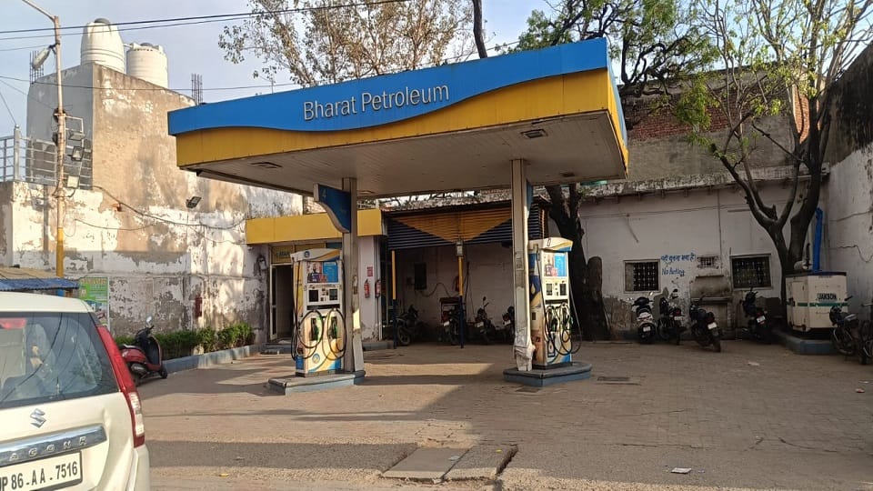 सादाबाद की एक पेट्रोल पंप पर पसरा सन्नाटा