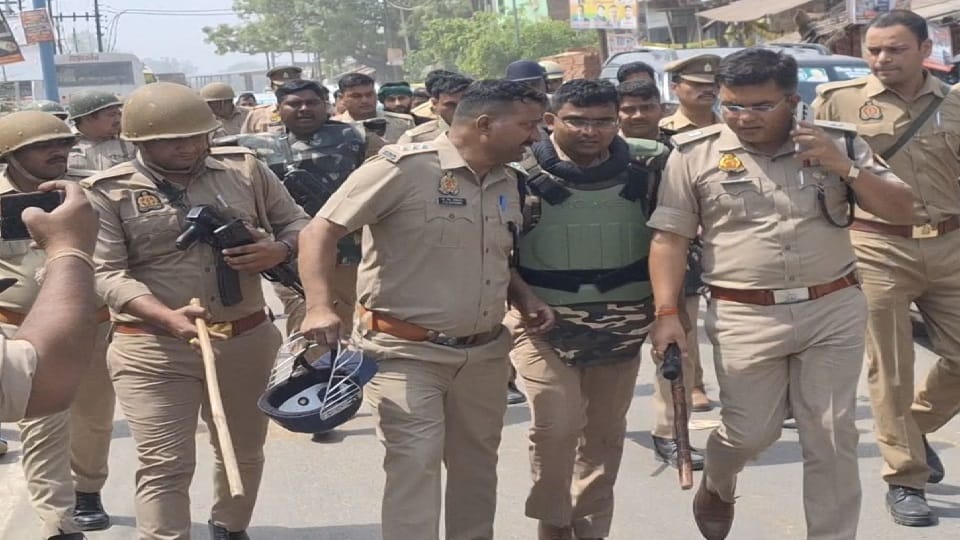 मौजूद पुलिस