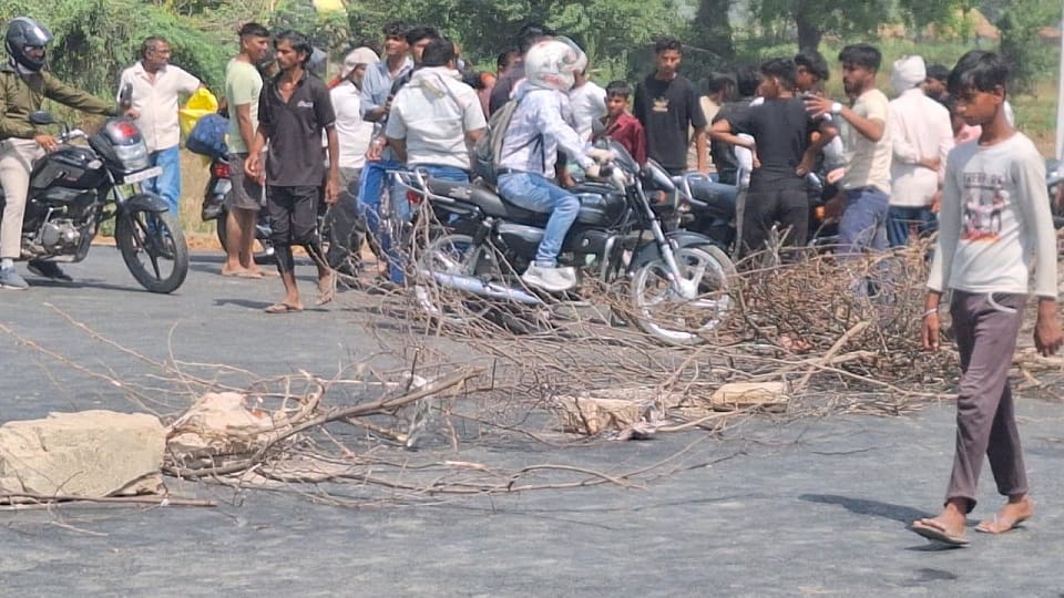 जाम लगाते ग्रामीण