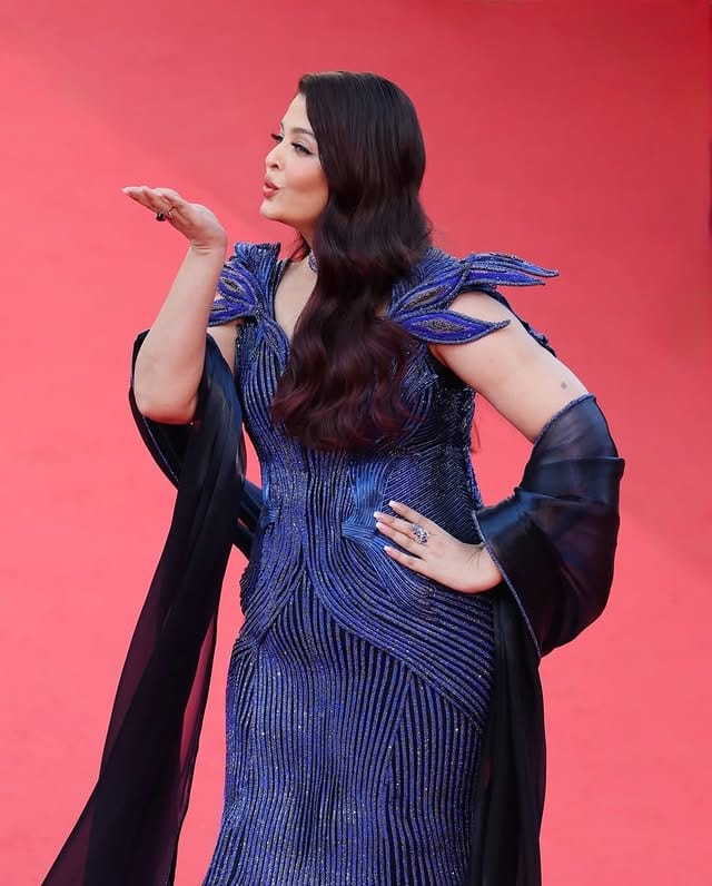 Cannes:ऐश्वर्या के ब्लू गाउन को बनाने में लगे 1500 घंटे, क्या रही प्रेरणा? डिजाइनर  ने बताई ड्रेस की डिटेल्स - Aishwarya Rai Bachchan Cannes Film Festival  First Look Details ...