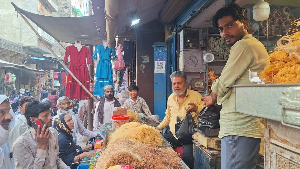 सिकंदराराऊ में बकरीद के लिए खरीदारी करते लोग