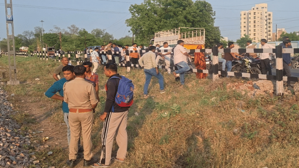 ट्रेन हादसे के बाद मौके पर लगी भीड़