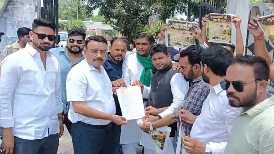 ज्ञापन देते लोग