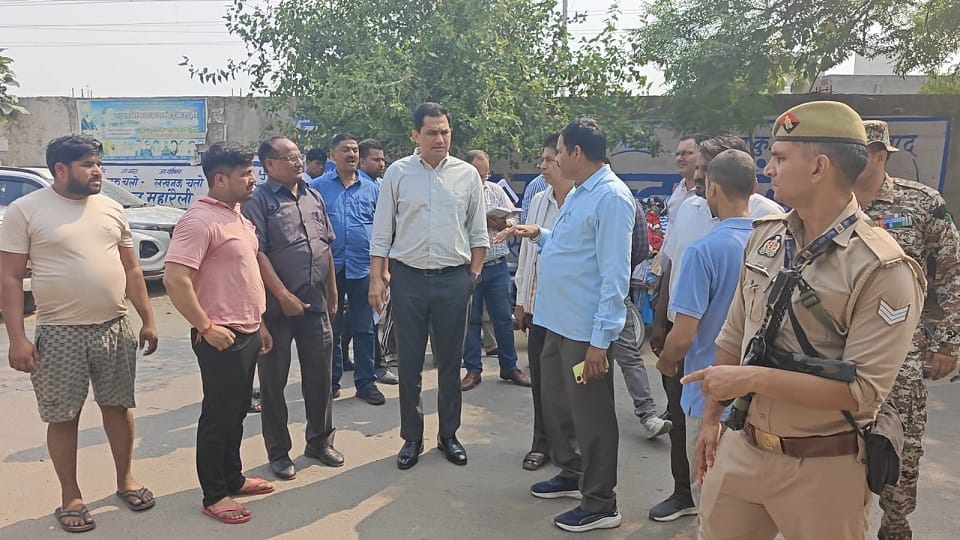 नौरंगाबाद क्षेत्र में नगर निगम की 84 बीघा जलमग्न भूमि का निरीक्षण करते नगर आयुक्त प्रेम प्रकाश मीणा
