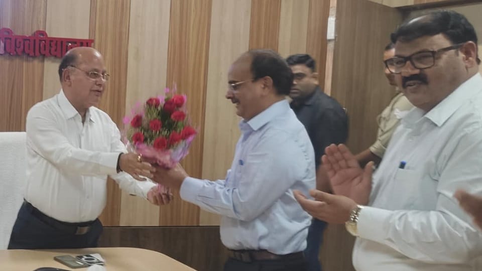 निजलिंगप्पा का स्वागत करते वीसी प्रो एनबी सिंह
