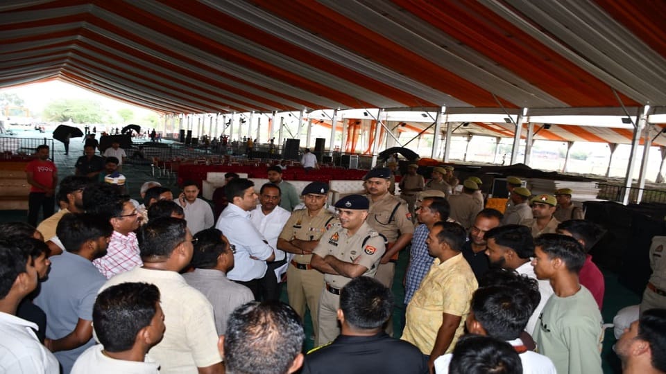 राम कथा स्थल का जायजा लेते डीएम और एसएसपी