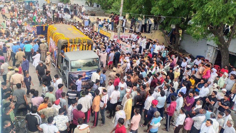 शहीद जितेंद्र शर्मा के अंतिम दर्शन को उमड़ा जनसैलाब