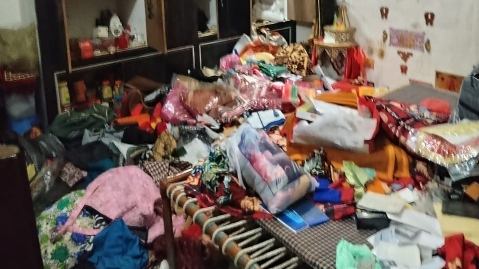 चोरी के बाद बिखरा सामान