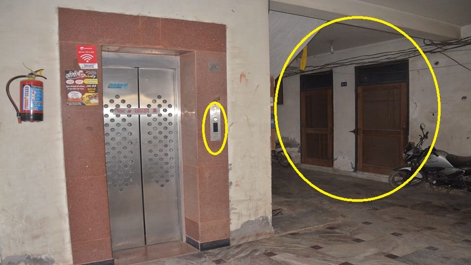 ग्लैक्सी आपार्टमेंट में बंद पड़ी लिफ्ट व पार्किग की जगह बने फ्लैट