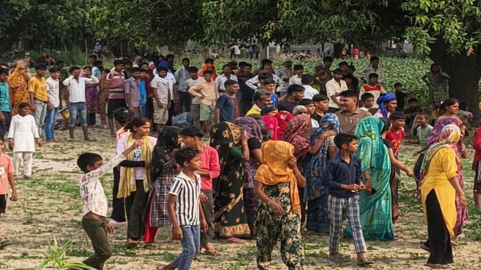 हसायन में शराब के ठेके पर हुए हंगामे के दौरान मौजूद महिलाएं
