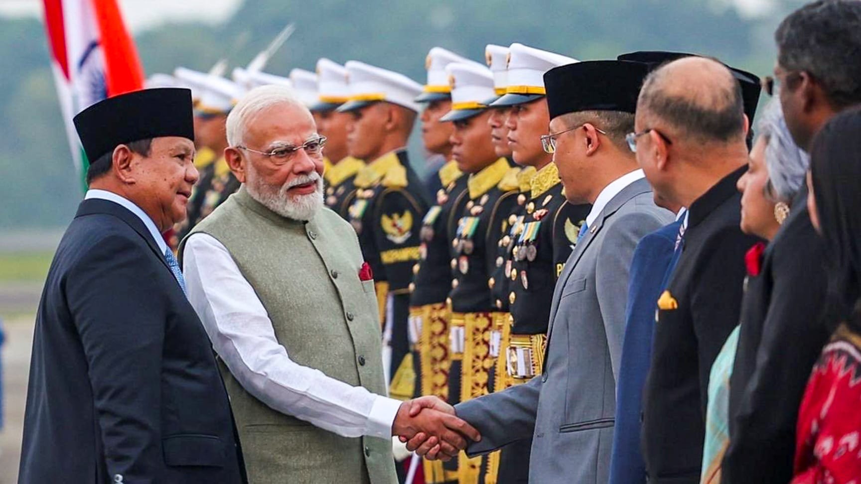Pm Indonesia Visit:विमान उतरने से पहले इंडोनेशिया की वायुसेना ने किया एस्कॉर्ट; पीएम जकार्ता में क्या बोले? – Narendra Modi Indonesia Visit Photos Air Force Jets Escort Indian Pm Aircraft Prez Provo Welcome In Jakarta